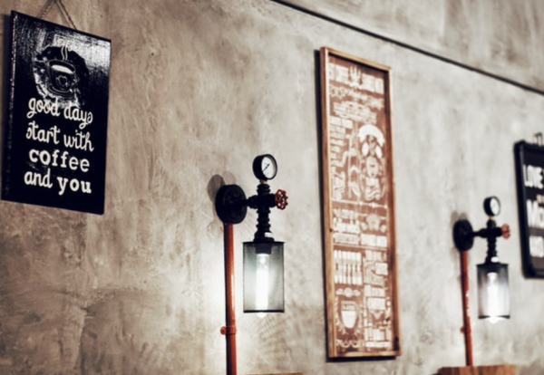 Kafe dengan dekorasi vintaj dan barang-barang bekas